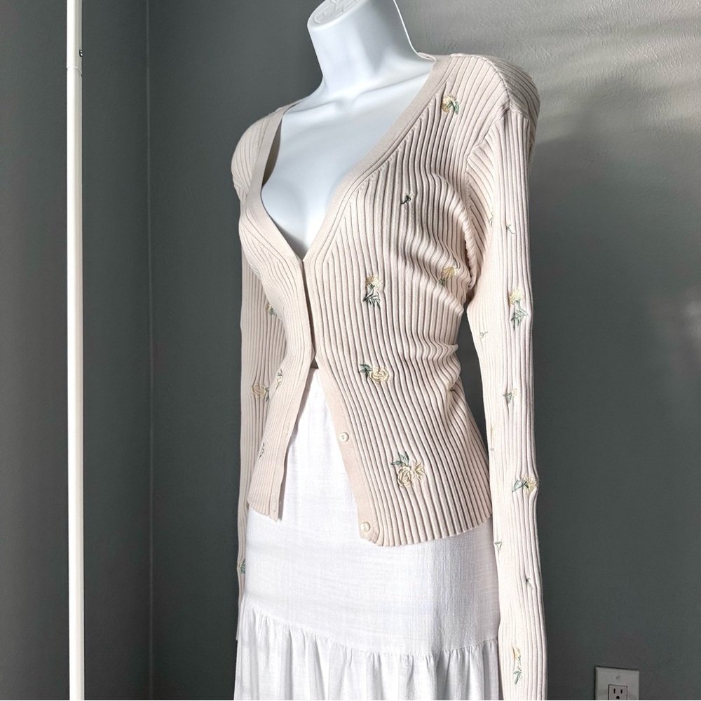 Embroidered Floral Cardigan Sweater - Picture 4 of 8